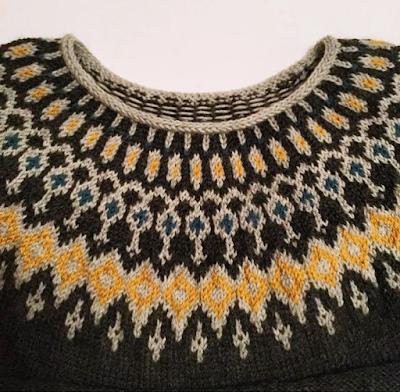 Knitted jumper yoke in grey, yellow and teal