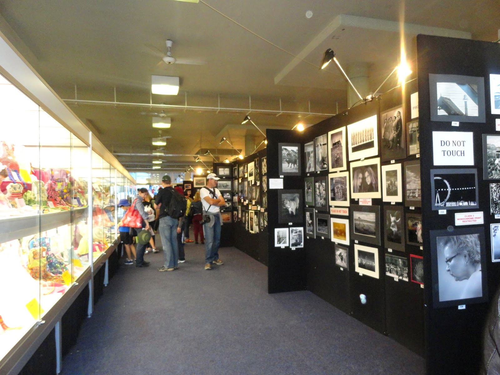 Stan Auditorium Lower yang berisikan pameran karya karya seni