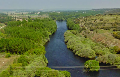 Río Tormes bajo la presa