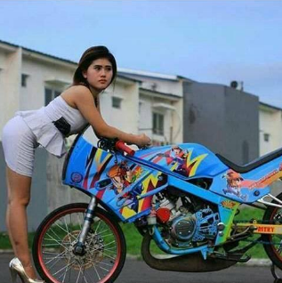 Wanita bagus sexsi Naik Kawasaki Ninja  Wanita bagus sexsi Naik Kawasaki Ninja 2 Tak