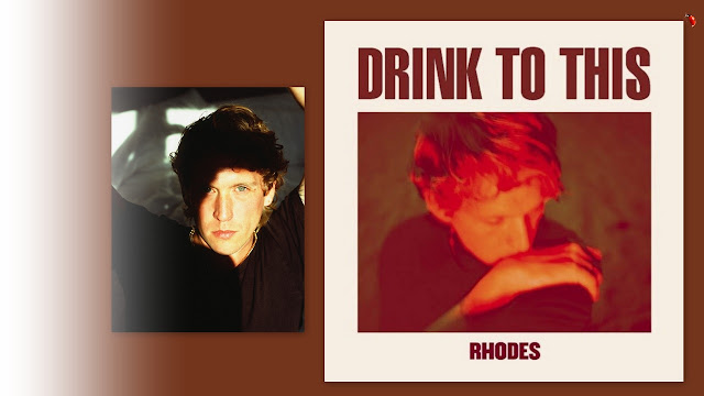 antor Rhodes olhando a vcapa do seu novo single "Drink to This"