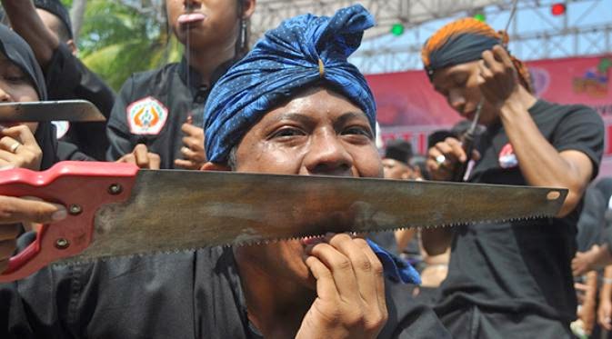 Tradisi Paling Aneh Di Indonesia
