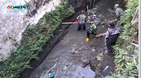 Bersama Kewilayahan, Satgas Sektor 22 Sub 02 Berjibaku di Perawatan Anak Sungai Cidurian