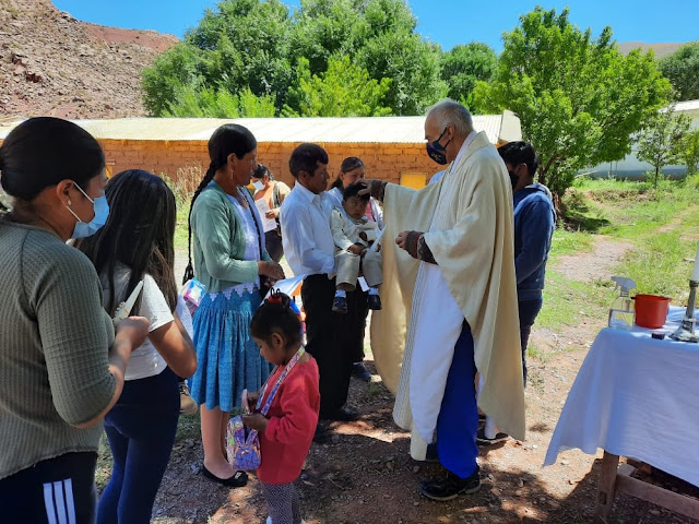 Taufe in Chuqui im Freien vor der Schule