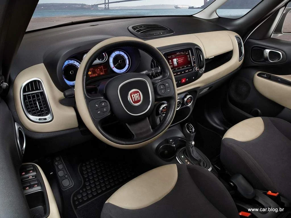 Fiat 500L Trekking - interior