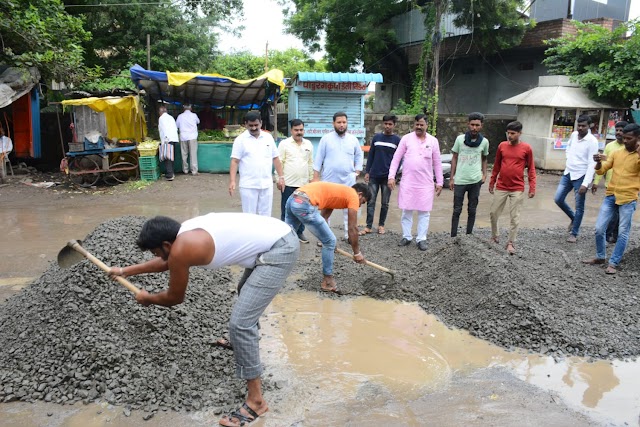 🔰 नागरिकांनी आंदोलन केल्यानंतर कारेगाव रस्त्याची डागडुजी सुरु