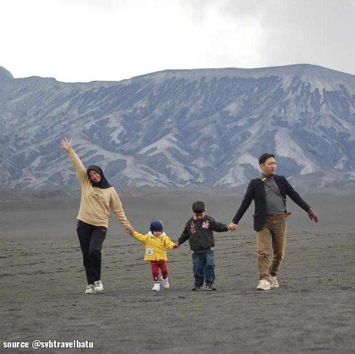 Harga tiket masuk wisatawan nusantara di Gunung Bromo adalah sebesar Rp 29.000/orang saat weekday dan Rp 34.000/orang saat weekend, Sementara untuk wisatawan asing tiket masuknya sebesar Rp 220.000-Rp 320.000. Harga tiket masuk berlaku untuk 1 hari saja, jadi untuk harga berkemah di Bromo akan dikenakan tarif 2x lipat (2 Hari).