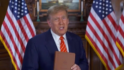 Fostul președinte Donald Trump a lansat o nouă Biblie legată în piele "Dumnezeu să binecuvânteze SUA" într-un videoclip postat marți pe Truth Social. - foto christianpost.com