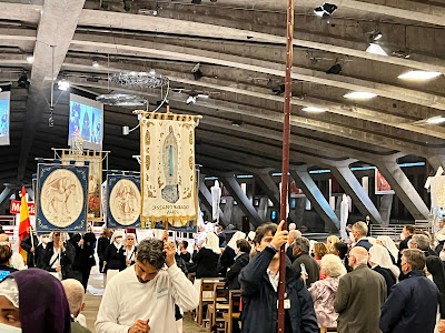 foto de grupo de pereginação deixando a basílica de São Pio X com seus estandartes depois da procissão eucarística   