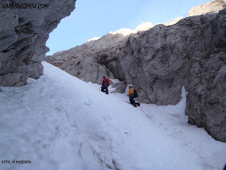 Escalada del corredor norte del Friero con guia de alta montaña , guiasdelpicu.com, Fernando Calvo