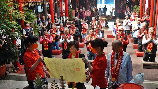 ▲彰化縣媽祖文化節擲筊求好日活動，員林福寧宮主委林献鐘等13間宮廟主委、代表及來賓陪同共同見證。（記者林明佑攝）