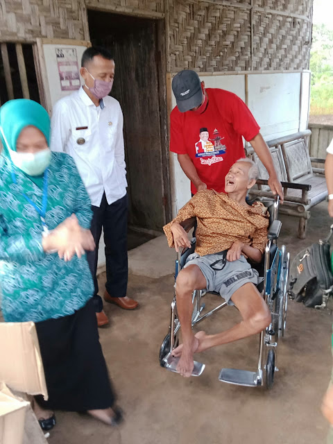 Ketua TP PKK Istri Bupati LamTeng, didampingi Camat Terbanggi Besar, berikan bantuan kursi roda dan sembako kepada Bpk. Ibrohim penderita Stroke