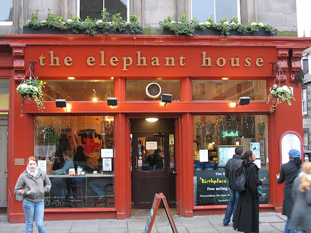 The Elephant House, một trong những quán cà phê tại Edinburgh mà Rowling đã dùng khi sáng tác quyển Harry Potter đầu tiên