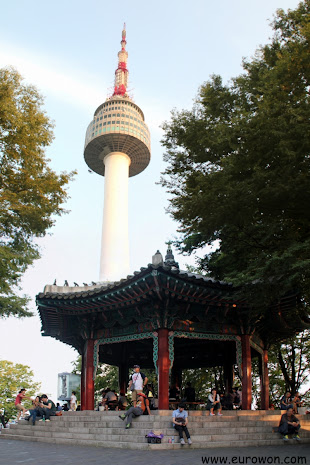 Torre N de la montaña Namsan de Seúl