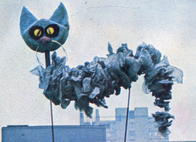 Do It Yourself :marionenette à tige - 1972 chat Les marionnettes d'animaux auront 2 tiges : l'une pour les pattes de devant qui passera dans le cou et la tête, et une autre pour les pattes de derrière. La colonne vertébrale du chat de notre illustration a été réalisée avec de la corde autour de laquelle on a entortillé du papier de soie.  Trouve un camarade pour t'aider et tu pourras confectionner une créature fantastique trois fois plus longue animée par 4 tiges. Si vous êtes plusieurs, il vous sera possible, ô merveille ! de créer un animal fantastique, six fois plus long, chaque opérateur maniant 2 tiges. Bien sûr, une scène de longueur adaptée sera nécessaire.....  Un élastique résistant ou un vieux ressort mû par des ficelles te permettra de créer un animal extensible dont le corps sera constitué par une recharge plastique pour rouleau à peinture, traversée par une grosse corde.  Essaie de faire des marionnettes-oiseaux, d'autres représentant des insectes. Fixe-les à l'extrémité d'un long bâton mince ou d'un fil de fer raide pour donner aux spectateurs l'impression qu'ils volent sur scène. cat puppet puppets marionnettes 1970 70s 1970s 1970's 70's seventies diy années 70