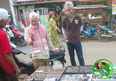 Batu Akik Pamornya Turun dan Harga Anjlok. Foto jpretan di Pasar Malam Bendungan, Pagaden Barat, Subang