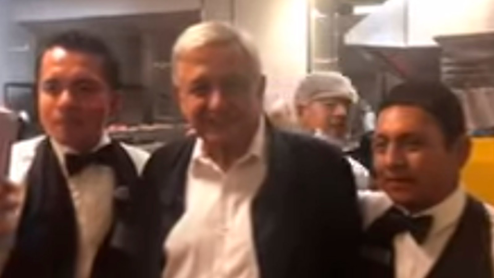 López Obrador se mete hasta la cocina, convive con personal de restaurante (VÍDEO) 