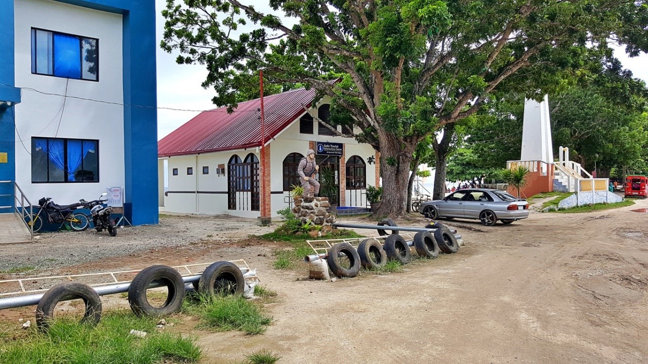 police and tourist information offices with veterans monument of Anda, Bohol