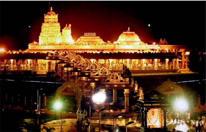 golden temple vellore at night. 2011 Vellore Golden Temple