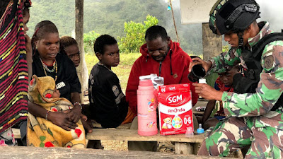 Cegah Stunting, Satgas Yonif Raider 321/GT Bagikan Susu Tingkatkan Kualitas Gizi Generasi Muda Papua Pegunungan