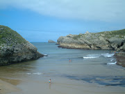 La playa está situada al otro lado de las rocas de la izquierda.