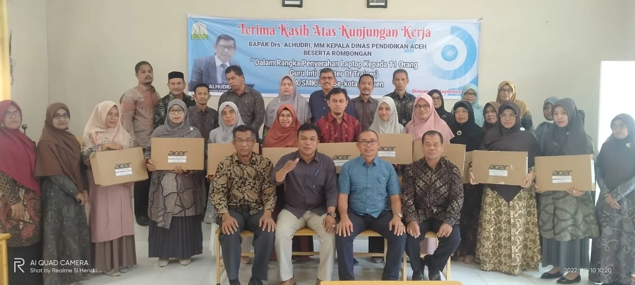 Kadisdik Aceh Serahkan 11 Unit Laptop Untuk Guru Inti di Bireuen