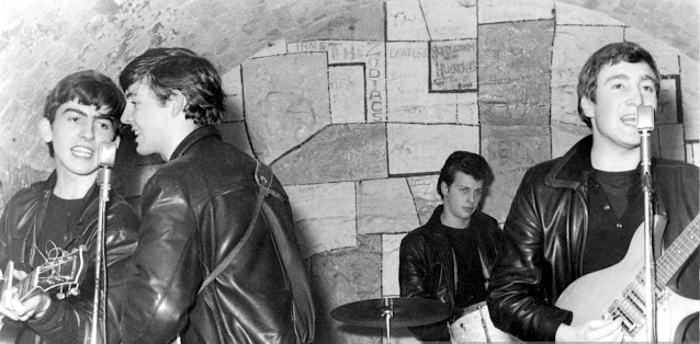 The Beatles actúan en el escenario del Cavern Club en febrero de 1961 en Liverpool, Inglaterra