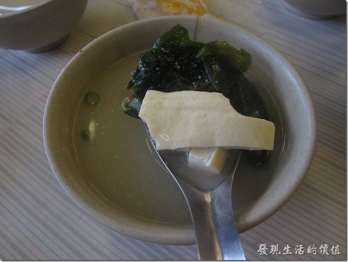 台南-永樂燒肉飯。附贈的味噌湯，味道還不錯，湯頭還喝得到柴魚的味道耶！而且也有切丁的豆腐及海菜蔥花，NT$60元的附湯算是很不錯了。