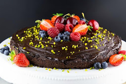 VEGAN CHOCOLATE CAKE WITH FROSTING