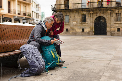 https://www.stocksy.com/es/2702646/couple-of-pilgrims-seated-in-a-bench-reading-a-map-in-astorga-city-on-their-way-to-santiago-de-compostela?model=1