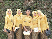 Model Baju Pesta Atasan Polos Bawahan Batik