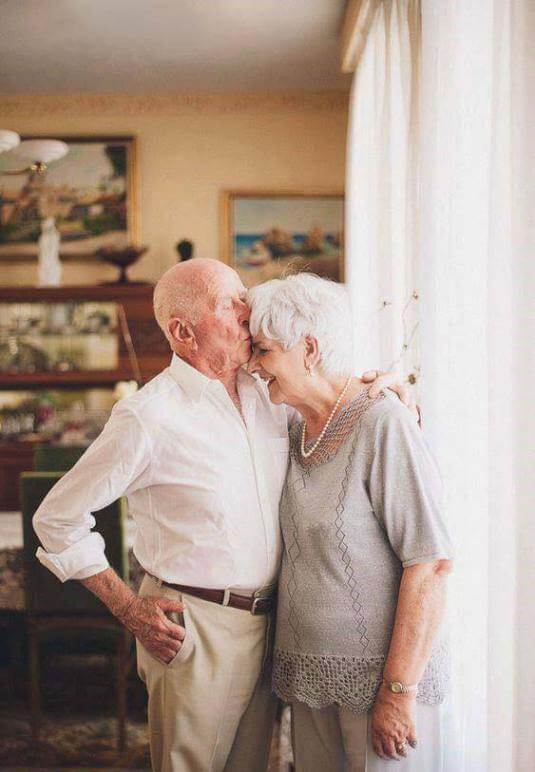 20 Adorable Pictures Of Elderly Couple Prove That True Love Never Ends