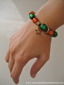 Pulsera de charms verde y naranja/ Charms bracelet / Bracelet de charm