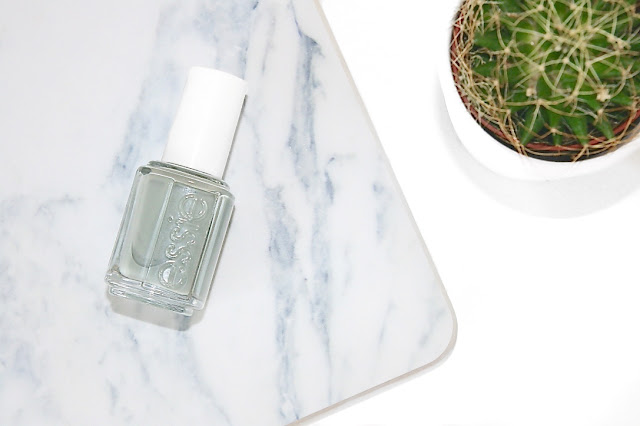 Katherine Penney Chic Blogger Nail Polish Essie Grey Maximillian Strasse Pretty her  beauty review