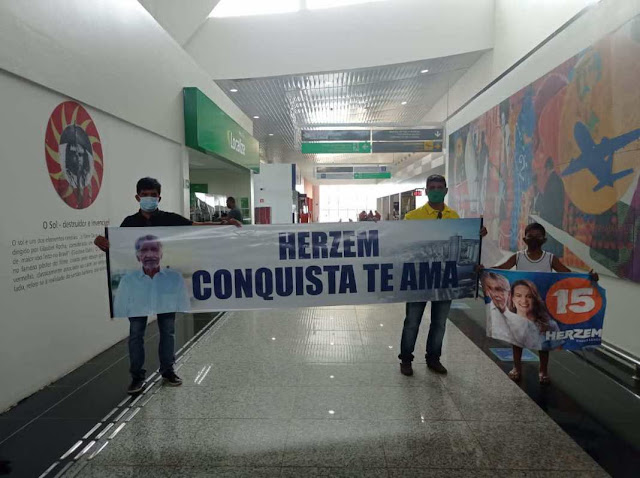 Conquista: Movimento é intenso no Aeroporto Glauber Rocha para a chegada corpo de Herzem; vôo está a mais de uma hora atrasado