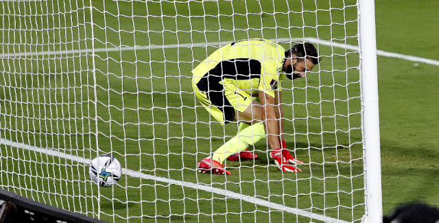 Giorgi Loria en el primer gol de José Luis Gayá, tras desviar el disparo Kashia. SELECCIÓN DE ESPAÑA 4 SELECCIÓN DE GEORGIA 0. 05/09/2021. Copa del Mundo Catar 2022, fase de clasificación, Grupo B. Badajoz, España, estadio Nuevo Vivero.