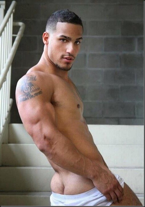 HOMEM DE CUECA BRANCA 022