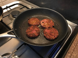 koekenpan met vier vegaburgers