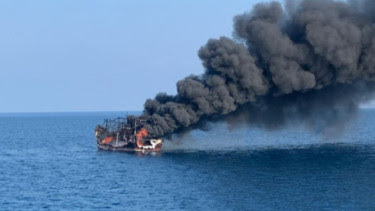 Duh.. Kapal Terbakar di Teluk Jakarta, 10 ABK Diselamatkan KM Umar-385
