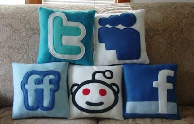 Cómo decorar un sofá si eres aficionado a Internet