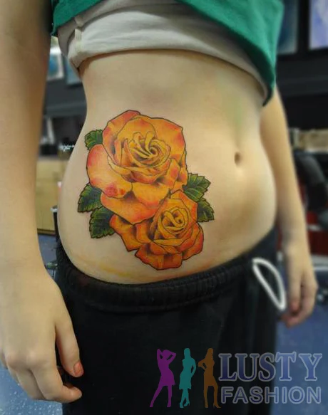 chicas con tatuajes de rosas de diferentes colores