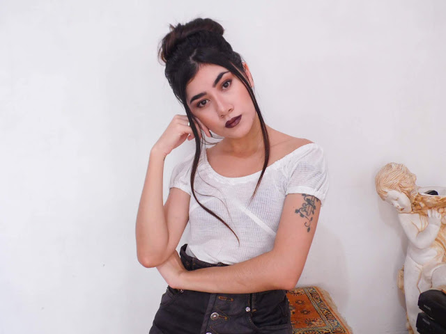 Look: Blusa ombro a ombro e shorts retrô