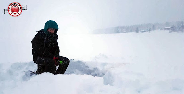 Pesca en hielo en Laponia Finlandesa