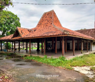 bangunan bergaya Jawa yang merupakan rumah tinggal Pangeran Haryo Bintoro yang menjadi cikal bakal nama kampung Bintaran