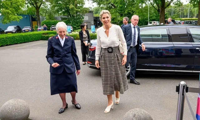 Queen Maxima wore a Tunox black rustic jacquard skirt by Natan. National Coalition for Financial Health. SchuldenlabNL