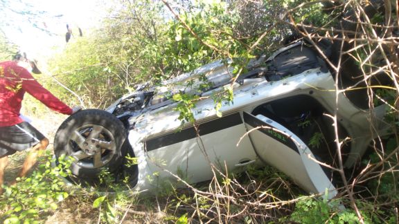 Carro com placas de Cocal se envolve em acidente e deixa jovem ferida na BR-343 em Parnaíba
