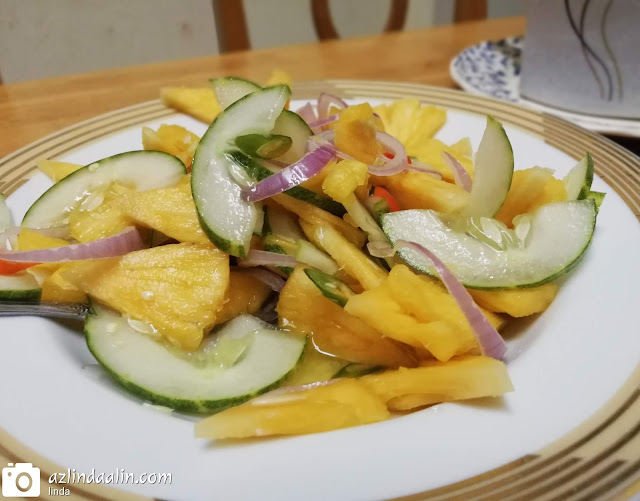 Buka Puasa Rendang Ayam Tua dan Pencuk Nanas Timun - Assalamualaikum ! Bila bulan puasa ni, sibuk nak tayang makanan berbuka kan? Saje buat kenangan, next next Ramadan nanti boleh throwback pulak. Mummy ni, since hari kerja puasa kali ni duduk rumah mak. Memang mak dengan abah je lah yang masak. Sedap-sedap menu mak abah masak. Buka puasa 6 Ramadan baru ni. Mak abah masak Rendang Ayam Tua dan pencuk Nanas Timun (Jelatah).    Buka Puasa Rendang Ayam Tua dan Pencuk Nanas Timun (Jelatah)