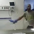 Hombre con sobredosis enfrenta médicos y personal del Moscoso Puello