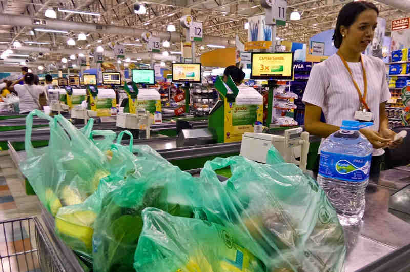 Um projeto de lei que tramita na Câmara Municipal dos Vereadores do Rio promete mexer com o bolso dos consumidores. O texto propõe proibir a cobrança de sacolas biodegradáveis, de papel ou de qualquer outro material que não polua o meio ambiente para embalagem e transporte de itens adquiridos no município do Rio. Segundo o texto, o custo de distribuição das sacolas não seria mais do cliente, mas dos estabelecimentos. Assim, supermercados não poderiam mais vendê-las a consumidores do varejo.