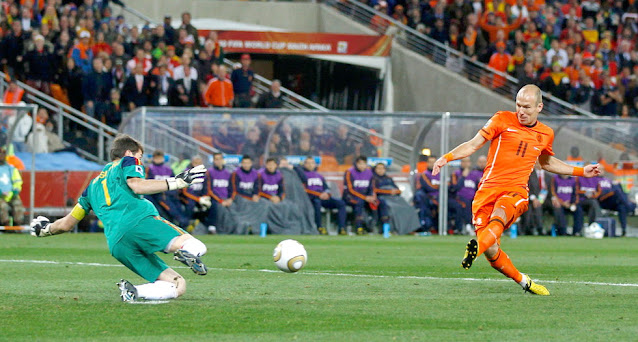 Casillas desvía con el pie un remate de Robben cuando ya se cantaba el gol. SELECCIÓN DE ESPAÑA 1 SELECCIÓN DE PAÍSES BAJOS 0 Domingo 11/07/2010, 20:30 horas. XIX Copa Mundial de Fútbol Sudáfrica 2010, Final. Johannesburgo, Sudáfrica, estadio Soccer City: 84.490 espectadores. GOLES: 1-0: 116’, Iniesta. ESPAÑA GANA EL CAMPEONATO MUNDIAL DE FÚTBOL.